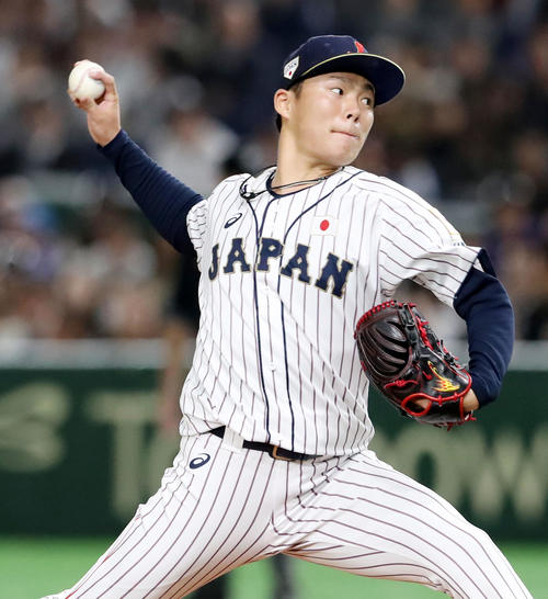8回表、日本3番手で登板する山本（撮影・加藤哉）
