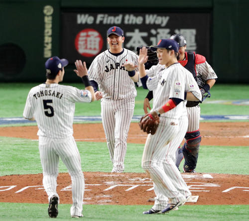 日本対メキシコ　勝利して首位に並び、笑顔でハイタッチする山崎（中央）ら日本の選手たち（撮影・浅見桂子）