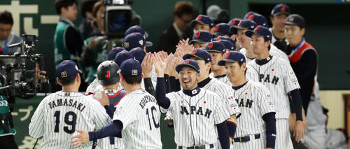 日本対メキシコ　メキシコに勝利し、タッチを交わす日本ナイン（撮影・前田充）