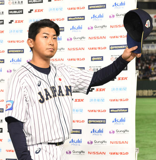 日本対メキシコ　ヒーローインタビューを終えて歓声に応える今永（撮影・山崎安昭）