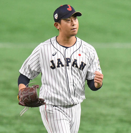 日本対メキシコ　1回を投げ終え拳を握る今永（撮影・滝沢徹郎）