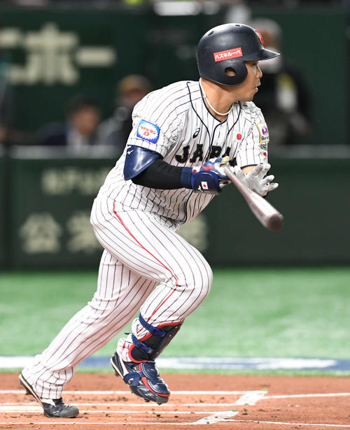 日本対メキシコ　1回裏日本2死一、二塁、近藤は中前適時打を放つ（撮影・山崎安昭）