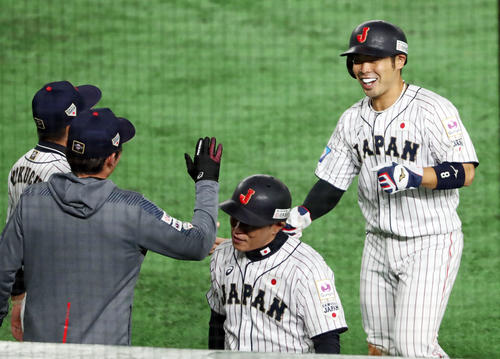 日本対メキシコ　1回裏の攻撃を終え適時打を放った日本近藤はナインの出迎えに笑顔を見せる（撮影・垰建太）