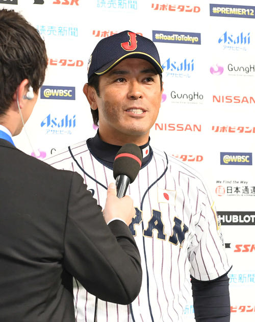 日本対メキシコ　勝利監督インタビューで笑顔を見せる稲葉監督（撮影・山崎安昭）