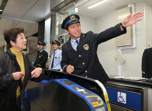 JR広島駅の新幹線改札口で利用客を案内するソフトバンクのドラフト1位のJR西日本・佐藤直樹（撮影・菊川光一）