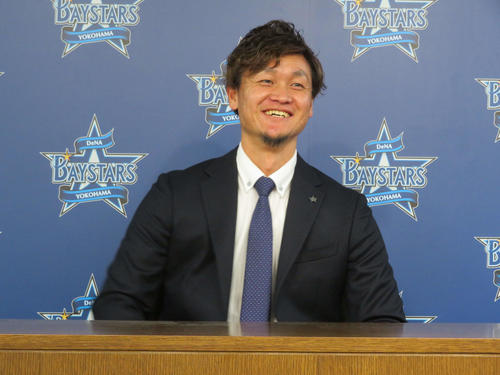契約更改後に記者会見するDeNA大和