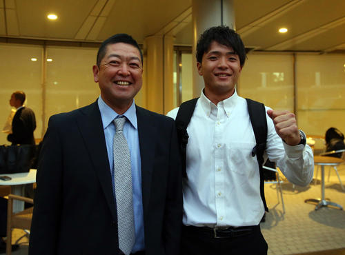 笑顔でガッツポーズする慶大・郡司（右）と大久保監督（撮影・大野祥一）