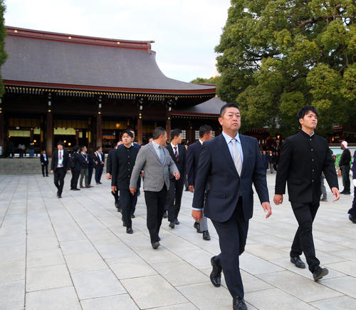 東京・明治神宮参拝を終え、引き上げる慶大・大久保監督（手前）と郡司（右端）（撮影・大野祥一）