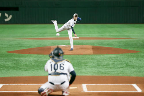東京ドームのマウンドで投球練習する岸（撮影・前田充）