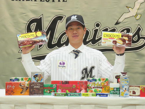 ロッテと仮契約を結んだドラフト5位の法大・福田は、好きだというチョコパイを両手にポーズ