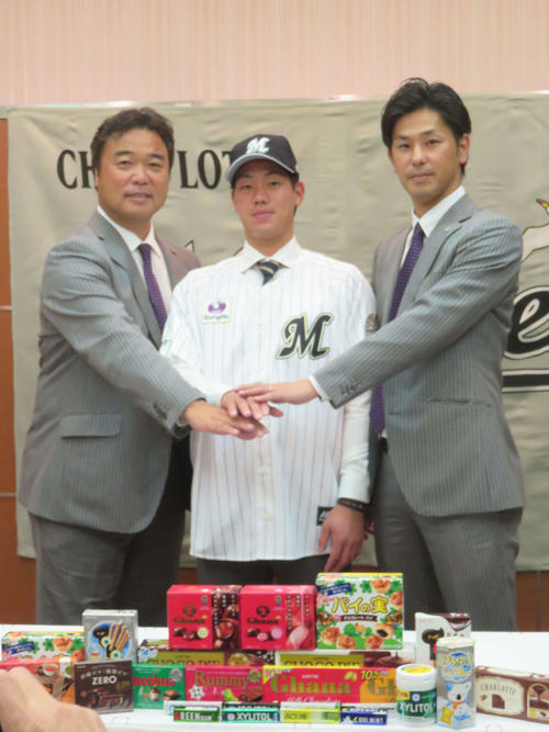 ロッテと契約を結んだドラフト5位の法大・福田光輝内野手。左は永野チーフスカウト、右は下敷領担当スカウト