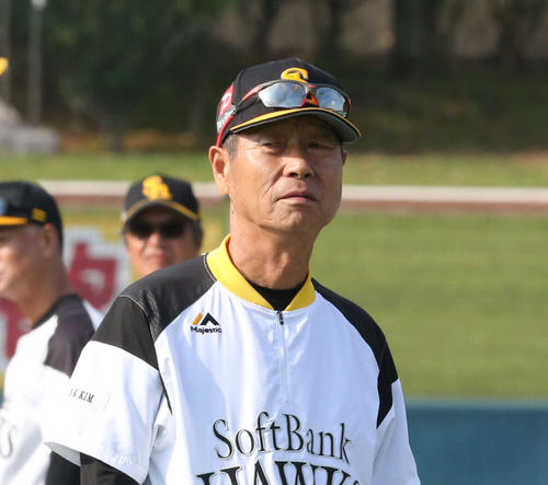 金星根（キム・ソングン）コーチアドバイザー（撮影・梅根麻紀）＝2019年11月3日、生目の杜運動公園