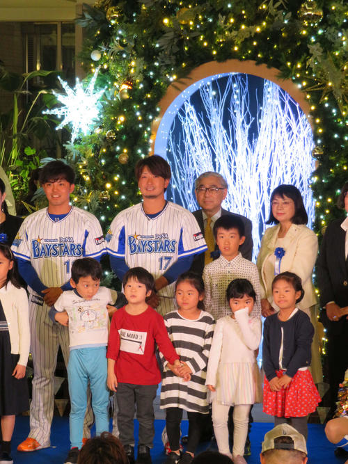 横浜市内の商業施設でクリスマスツリー点灯式に参加したDeNA東（左）と三嶋