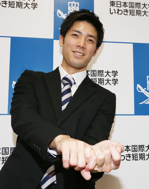 日本ハム7位指名の東日本国際大・片岡は、仮契約を終え笑顔でスイング（撮影・野上伸悟）