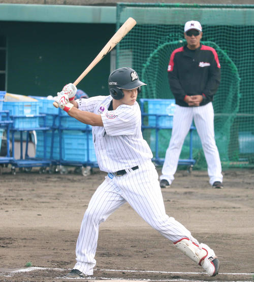 シート打撃に臨む元楽天西巻（撮影・久永壮真）