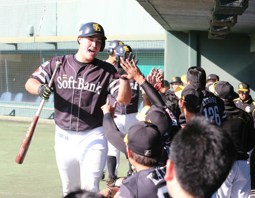 5回表ソフトバンク2死二、三塁、左越え3点本塁打を放ちベンチのナインとタッチを交わす砂川（撮影・梅根麻紀）