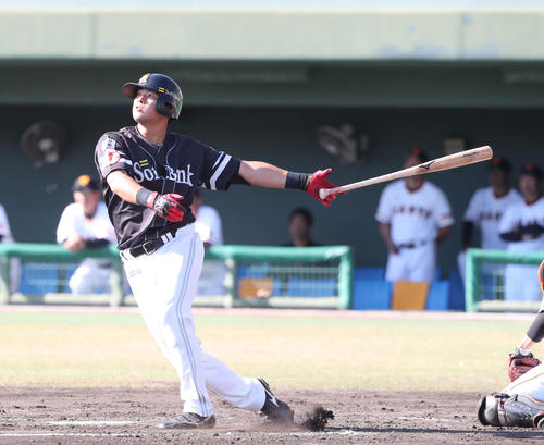 巨人対ソフトバンク　4回表ソフトバンク2死一、三塁、黒瀬は左越え3点本塁打を放つ（撮影・梅根麻紀）