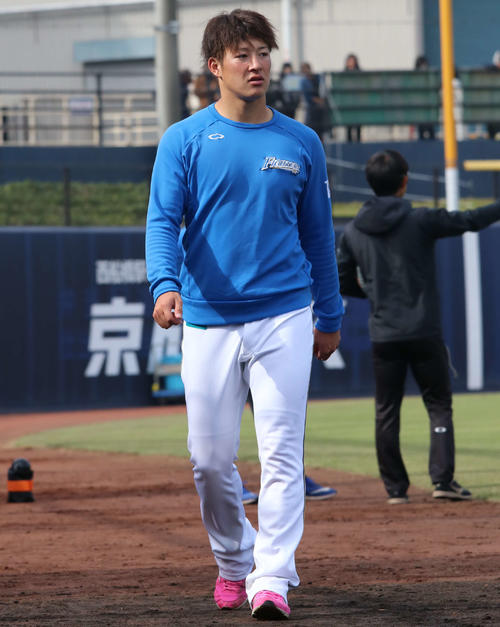 練習を終え、球場内へと向かう日本ハム吉田輝（撮影・山崎純一）