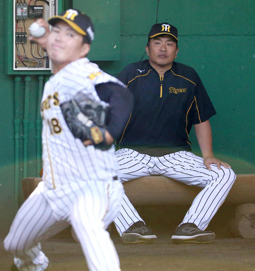 馬場（手前）の投球を見守る山本昌臨時コーチ（撮影・上山淳一）