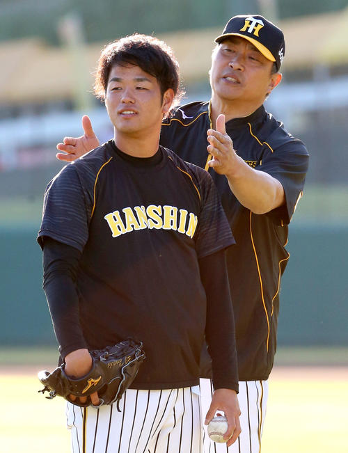 山本昌臨時コーチ（右）にアドバイスを受ける高橋遥（撮影・上山淳一）