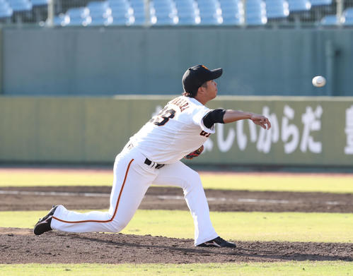 巨人対ソフトバンク　9回に登板して好投する巨人鍬原（撮影・梅根麻紀）