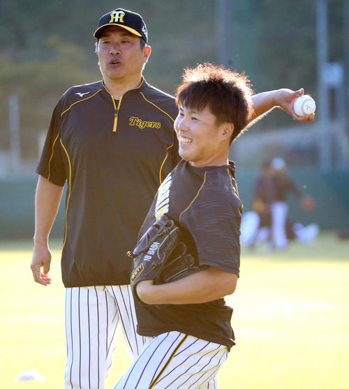 サブグラウンドで馬場（手前）を指導する山本昌臨時コーチ（撮影・上山淳一）