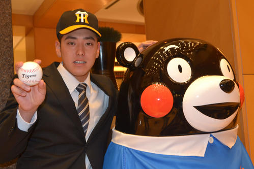 くまモンの銅像と2ショットに納まる東海大九州・小川（撮影・望月千草）
