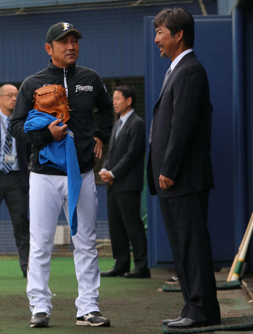 山中2軍育成コーチ（左）と談笑する日本ハム小笠原ヘッド兼打撃コーチ（撮影・山崎純一）