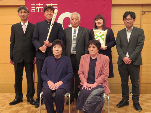 巨人と仮契約を結び家族と記念撮影をする酒田南・伊藤（後列左から2人目）。後列左は父薫さん、同右から2人目は母美香さん（撮影・湯本勝大）