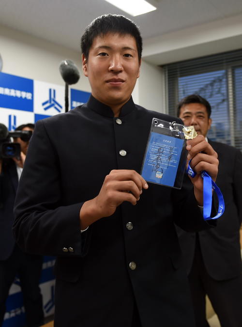巨人原監督サイン入りのドラフト会議パスを受け取った酒田南・伊藤。奥は柏田スカウト（2019年10月28日撮影）