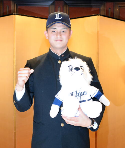 西武ドラフト6位で入団を内諾した日大三・井上はガッツポーズで健闘を誓う（撮影・鈴木正章）