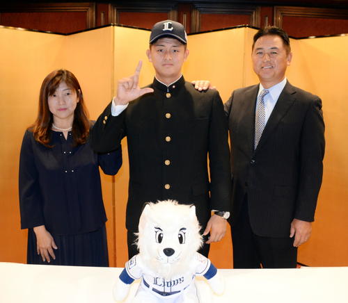 西武ドラフト6位で入団を内諾した日大三・井上は父研さん母由美さんと記念撮影に納まる（撮影・鈴木正章）