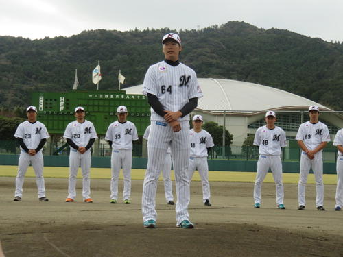 鴨川秋季キャンプを打ち上げ、円陣であいさつと手締めの音頭をとったロッテ二木
