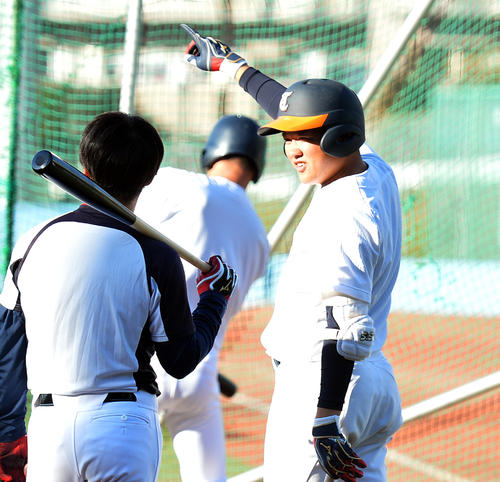 打撃練習中に柵越えを予告する東北福祉大・津森（撮影・鎌田直秀）