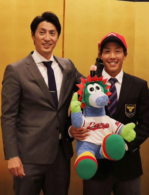広島と仮契約を結び笑顔のドラフト5位天理大・石原貴（右）