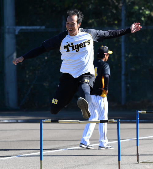 クロスカントリーでハードルを跳ぶ青柳（撮影・前岡正明）