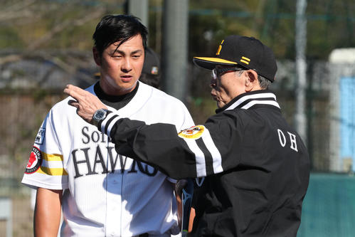 王貞治球団会長の打撃指導を真剣な表情で聞く黒瀬健太（撮影・梅根麻紀）