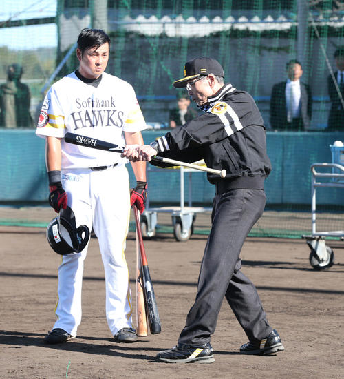 ソフトバンク王球団会長（右）の打撃アドバイスを真剣な表情で聞く黒瀬（撮影・梅根麻紀）