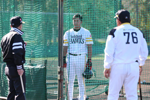 王貞治球団会長の打撃指導を真剣な表情で聞く黒瀬健太（撮影・梅根麻紀）