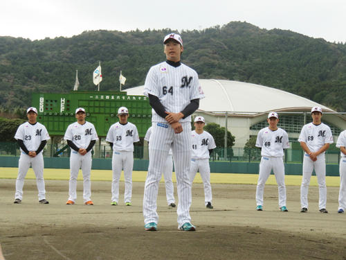 鴨川秋季キャンプを打ち上げ、円陣であいさつと手締めの音頭をとったロッテ二木