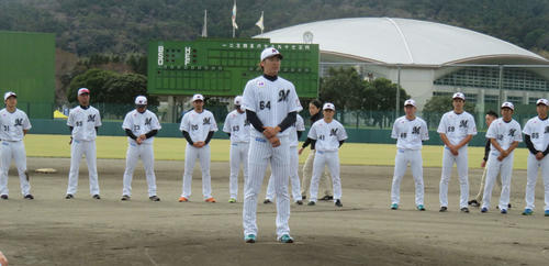鴨川秋季キャンプを打ち上げ、円陣であいさつと手締めの音頭をとったロッテ二木