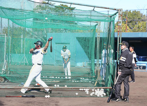 後方で王貞治球団会長が見守る中、打撃練習を行う黒瀬健太（撮影・梅根麻紀）