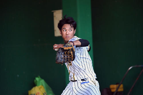 2度目のブルペンで投球練習を行う藤浪（撮影・前岡正明）
