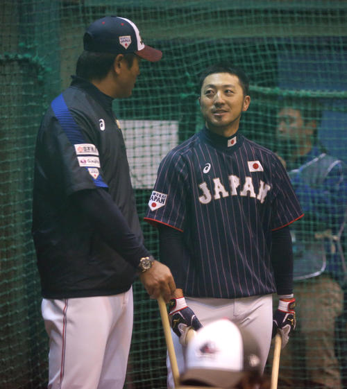 韓国戦を前に、打撃練習を終えた菊池涼（右）は稲葉監督と話し込む（撮影・浅見桂子）