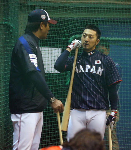 韓国戦を前に、打撃練習を終えた菊池涼（右）は稲葉監督と話し込む（撮影・浅見桂子）