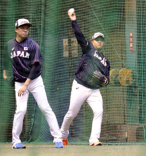 韓国戦を前にキャッチボールする山崎（撮影・浅見桂子）
