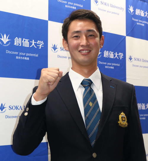 笑顔でガッツポーズする創価大・望月（撮影・山崎純一）