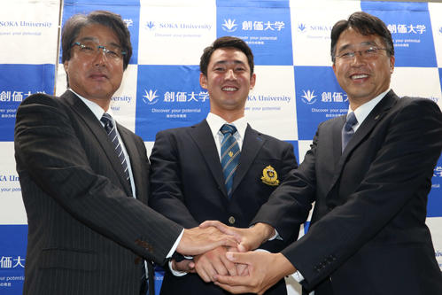 大渕スカウト部長（右）、西スカウト（左）と手を合わせ笑顔を見せる創価大・望月（撮影・山崎純一）