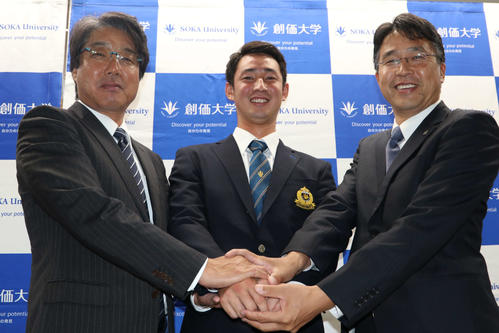大渕スカウト部長（右）、西スカウト（左）と手を合わせ笑顔を見せる創価大・望月（撮影・山崎純一）