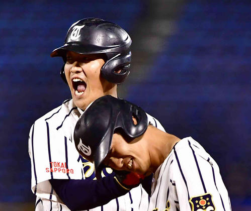 大商大対東海大北海道　7回裏東海大北海道1死一、二塁、赤尾（左）は中前適時打を放ち雄たけびを上げる（撮影・小沢裕）